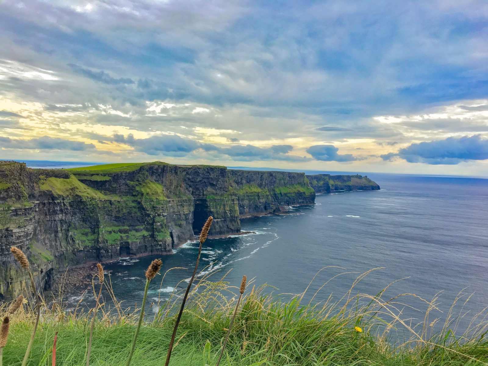 beautiful scenery in the country of ireland