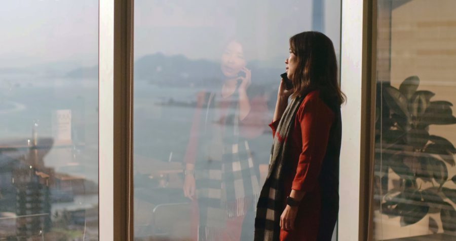 Moon Suen At Window Hong Kong 在外面工作的白人妇女